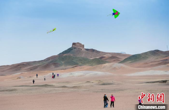 圖為市民正在陽(yáng)關(guān)景區(qū)放風(fēng)箏?！⊥醣筱y 攝