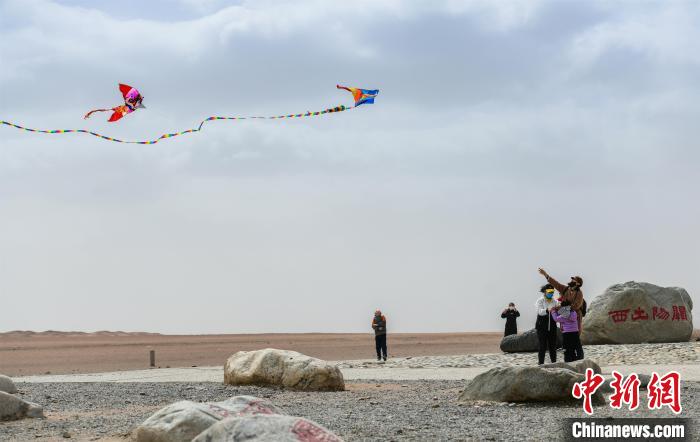 圖為市民正在陽(yáng)關(guān)景區(qū)放風(fēng)箏?！⊥醣筱y 攝