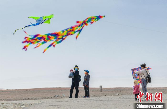 圖為孩童在父母的陪伴下放風(fēng)箏?！⊥醣筱y 攝