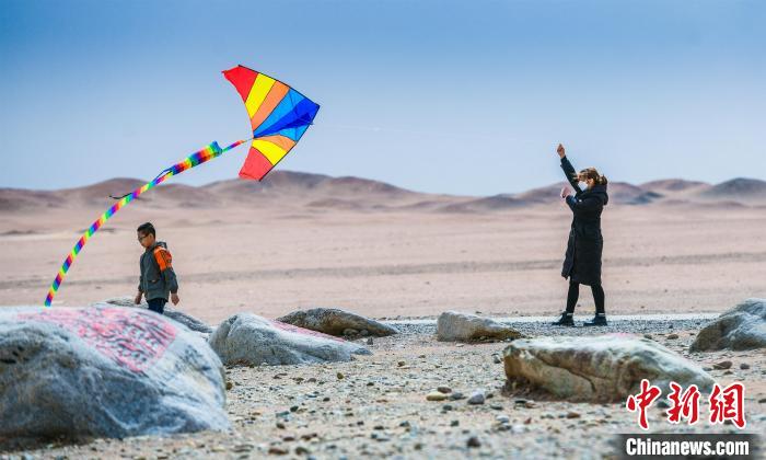 圖為市民正在陽(yáng)關(guān)景區(qū)放風(fēng)箏。　王斌銀 攝
