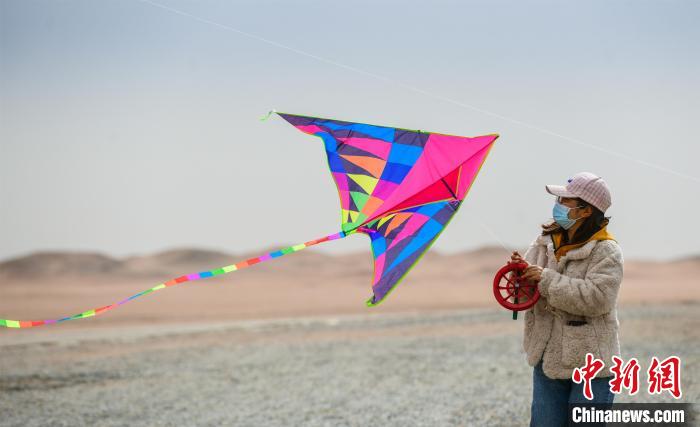 圖為市民正在陽(yáng)關(guān)景區(qū)放風(fēng)箏。　王斌銀 攝