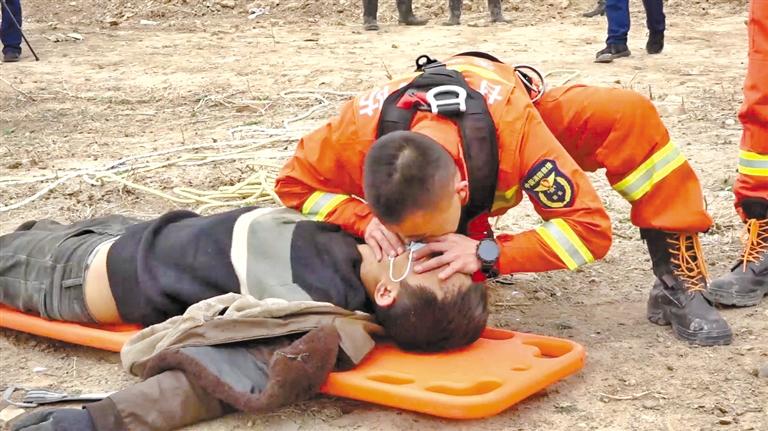 天水：消防員人工呼吸救回中毒農(nóng)民工 我們?yōu)槟泓c(diǎn)贊！