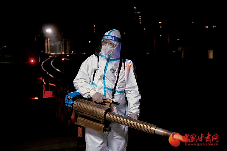 【隴拍客】蘭州車(chē)站消殺嚴(yán)守出入安全關(guān)