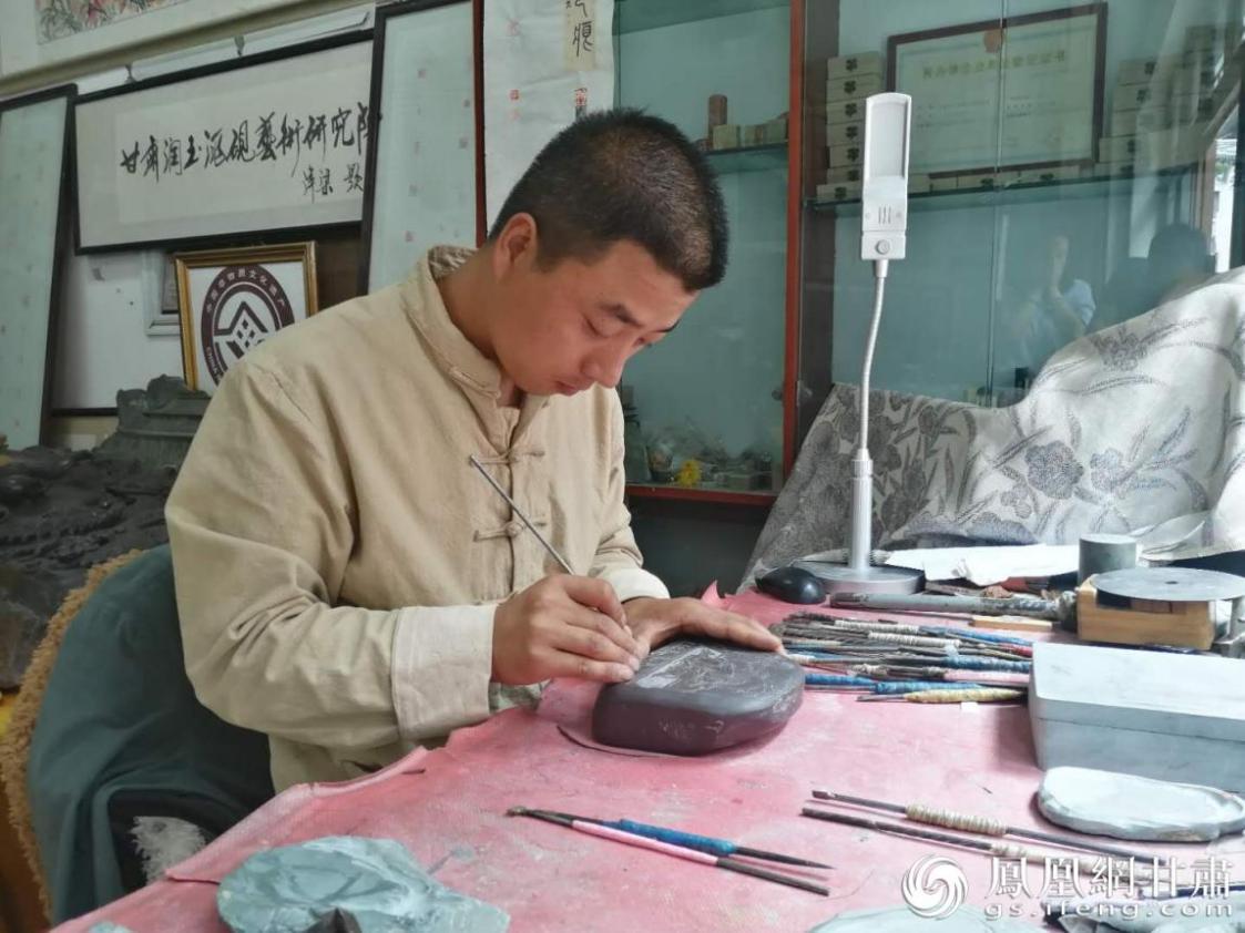 洮硯制作技藝第六代傳人、國家藝術(shù)基金資助青年藝術(shù)家、正高級洮硯雕刻藝術(shù)師李江平十年如一日專注于洮硯制作 圖源自網(wǎng)絡(luò)