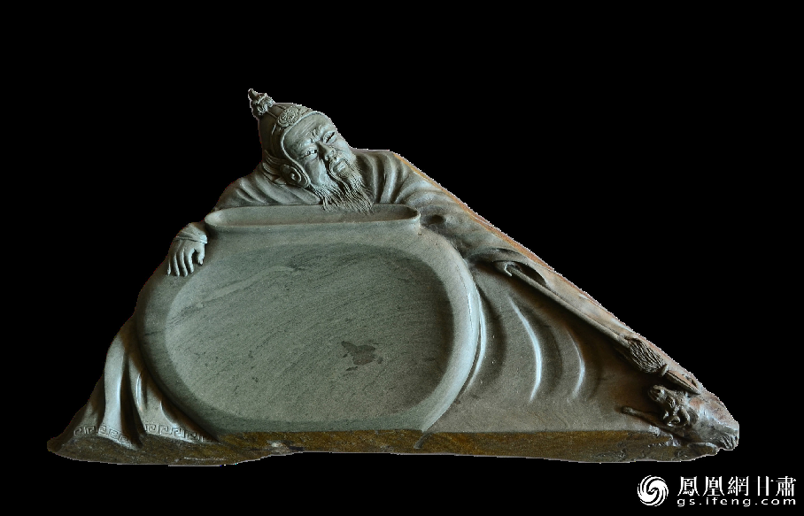 《醉臥沙場君莫笑》硯使王翰《涼州詞》中“醉臥沙場君莫笑，古來征戰(zhàn)幾人回？”的意境躍然硯臺之上。資料圖