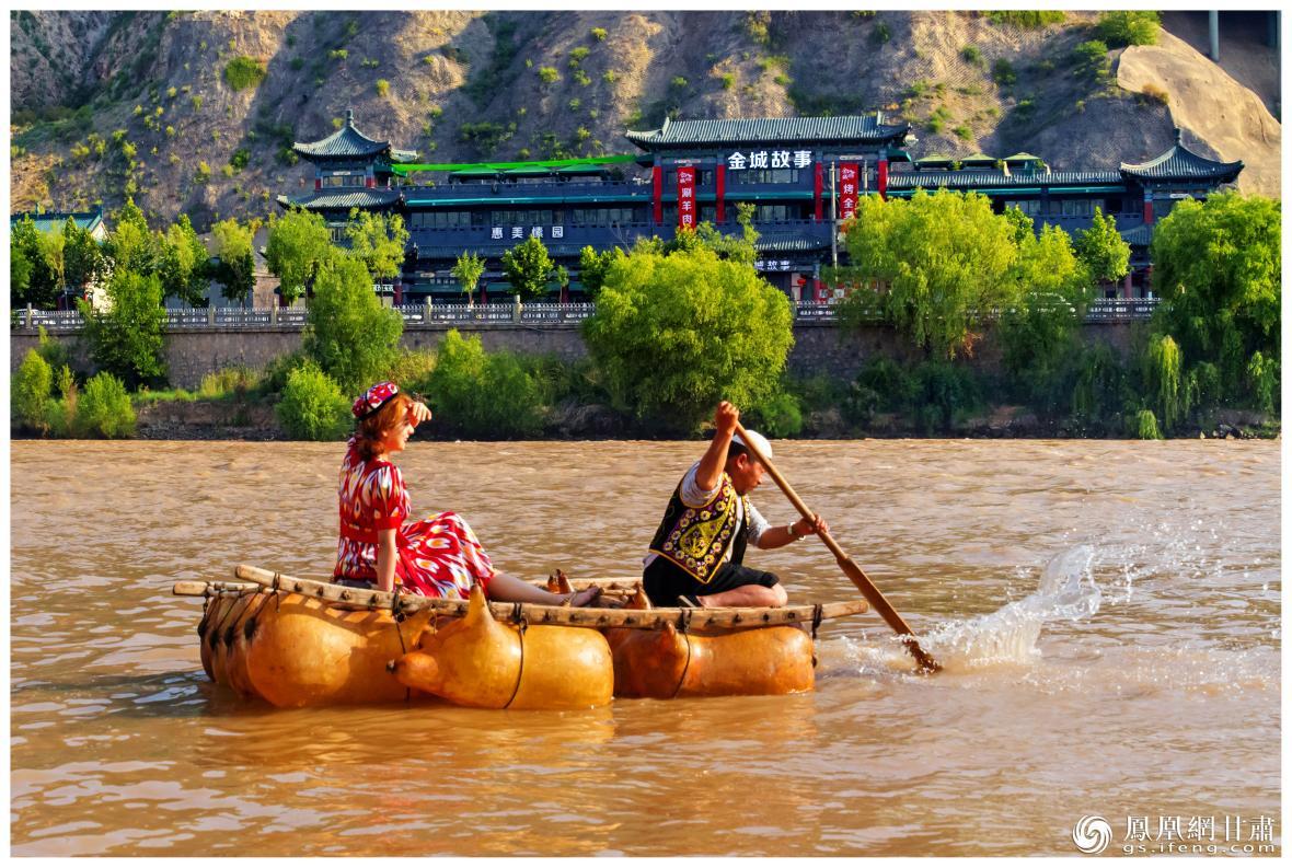 筏子客揮動著劈波斬浪的船槳，槳聲中混搭著風聲、水聲和男女對歌的花兒聲。蘭州市文旅局供圖