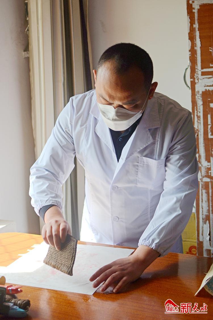 朽爛歷史檔案如何獲新生？看修復師“妙手回春”