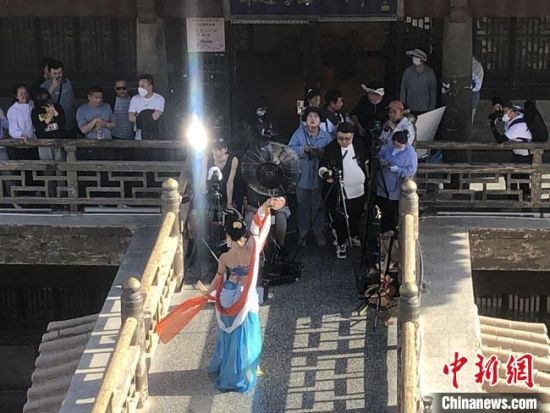 圖為5月以來(lái)，“奧大?！敝辈ガF(xiàn)場(chǎng)引游客圍觀?！《鼗褪形麄鞑抗﹫D