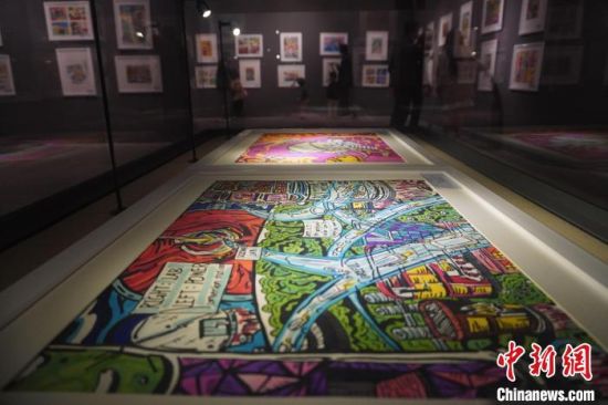 市民參觀少兒美術(shù)展覽。