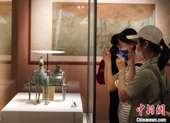 圖為參觀者參觀“大道攸歸：五涼文化展”展陳文物?！【琶赖┰?攝