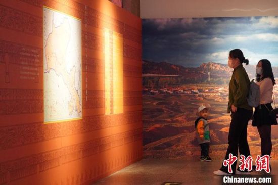 圖為參觀者參觀“大道攸歸：五涼文化展”展陳文物。　九美旦增 攝