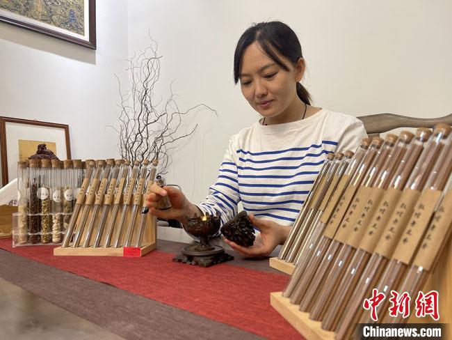 圖為魯雯展示燃香禮儀?！「攥?攝