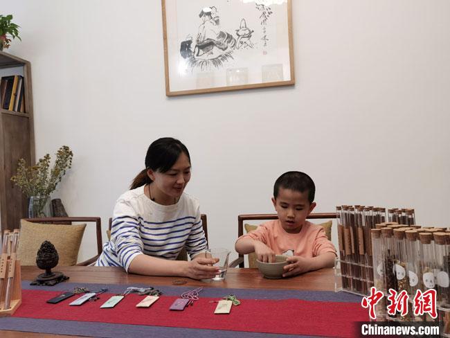 圖為魯雯為小學(xué)員授課和培訓(xùn)?！●T志軍 攝