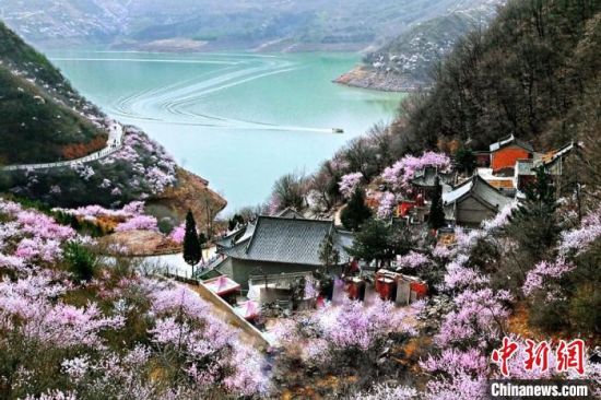 甘肅平?jīng)鍪惺侵袊?guó)優(yōu)秀旅游城市。圖為平?jīng)鲠轻忌较率锾一ㄊ㈤_(kāi)。(資料圖) 平?jīng)鍪形麄鞑抗﹫D