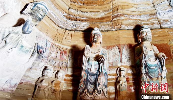 北石窟寺窟內(nèi)造像因受水顯得斑駁?！“瑧c龍 攝