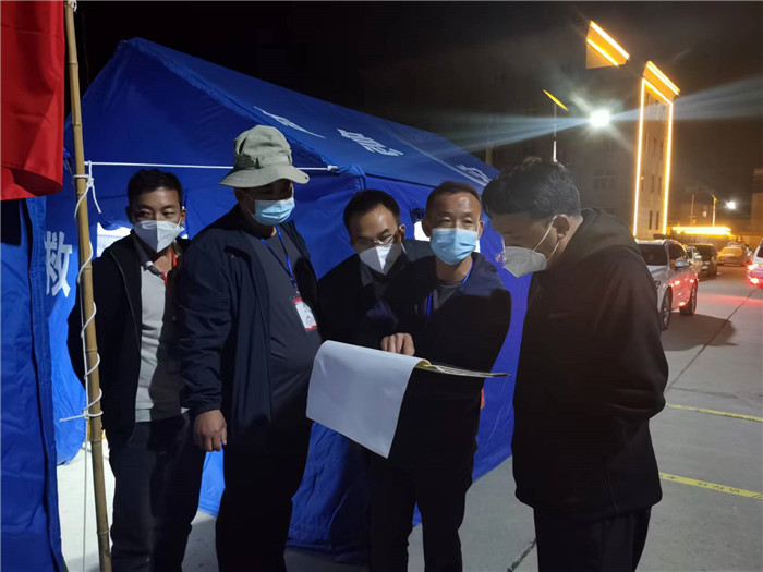 7月19日，甘南州瑪曲縣紀(jì)委監(jiān)委督查組在德吉小區(qū)卡點(diǎn)督導(dǎo)疫情防控工作。仲海濤 攝.jpg