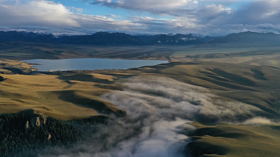 甘肅山丹馬場：峽谷云霧似仙境。 王超攝