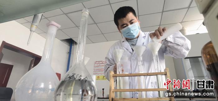 圖為甘肅科技集團(tuán)化工研究院有限責(zé)任公司工作人員正在做實(shí)驗(yàn)。魏建軍 攝