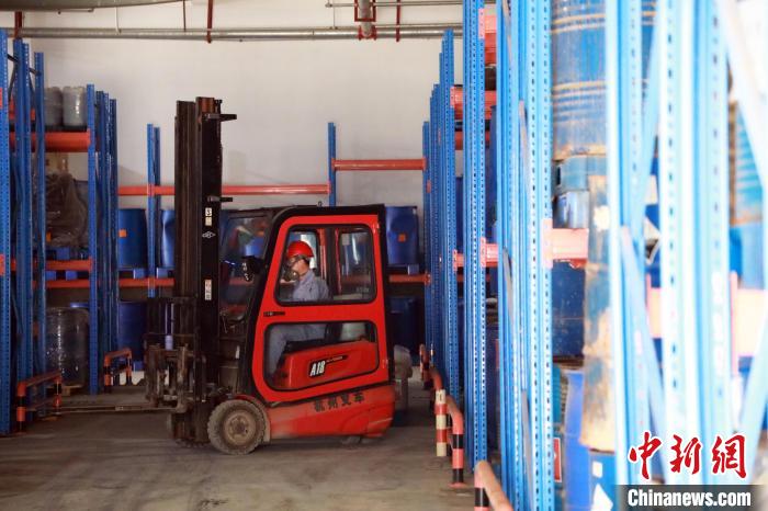 圖為甘肅省危險廢物處置中心危險廢物儲存庫?！∥航ㄜ?攝