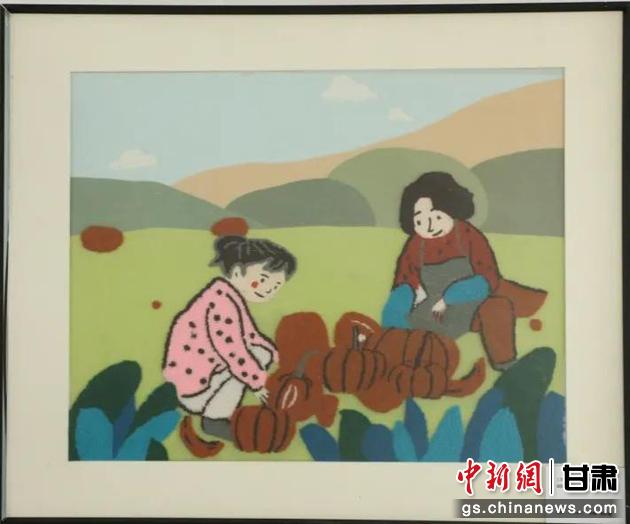 嘉峪關市新城鎮(zhèn)新城村農業(yè)產業(yè)園區(qū)內，母女兩人在摘南瓜。刺繡 馬艾米乃 繡稿 敬紅霞