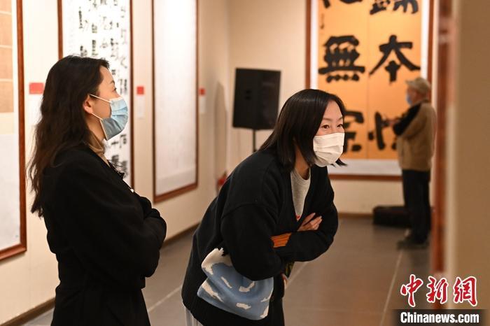 圖為甘肅蘭州，參展書法作品吸引參觀者。 中新社記者 李亞龍 攝