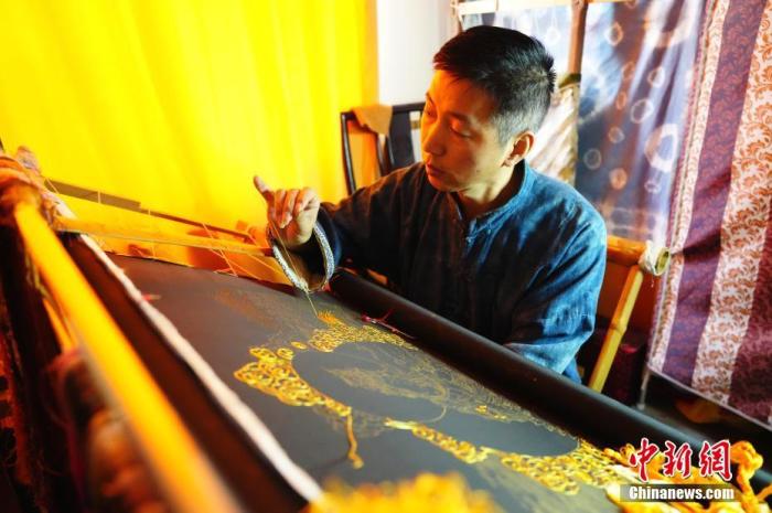 系統(tǒng)性挖掘整理古代敦煌刺繡，是甘肅天水市級非遺代表性項目武山刺繡代表性傳承人劉云帆這兩年最緊要的工作之一。圖為劉云帆在創(chuàng)作富含敦煌刺繡元素的作品。 中新社發(fā) 謝秉錫 攝 