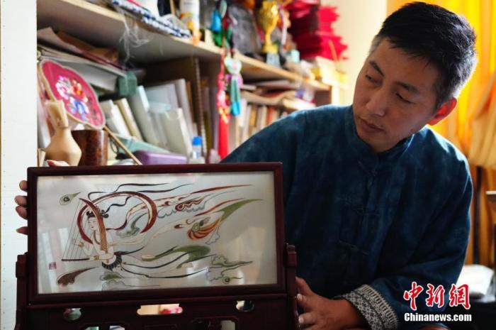 圖為劉云帆展示敦煌元素的刺繡作品。 中新社發(fā) 謝秉錫 攝