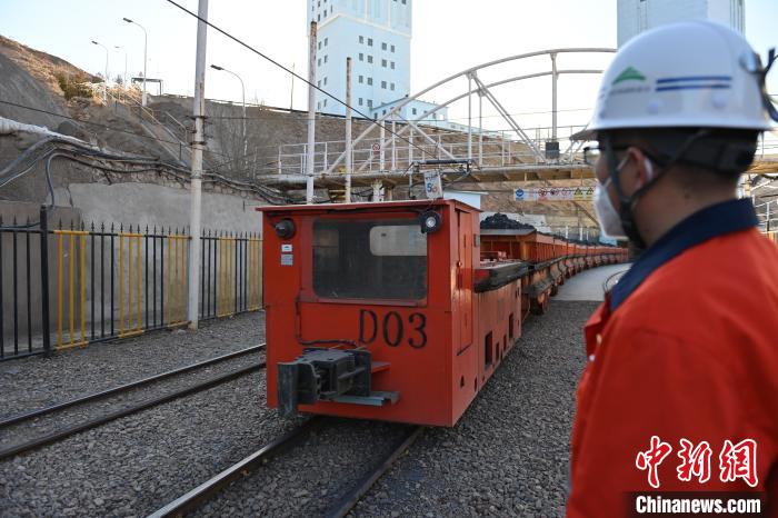 圖為工作人員正在觀察車輛運(yùn)行情況。　李亞龍 攝