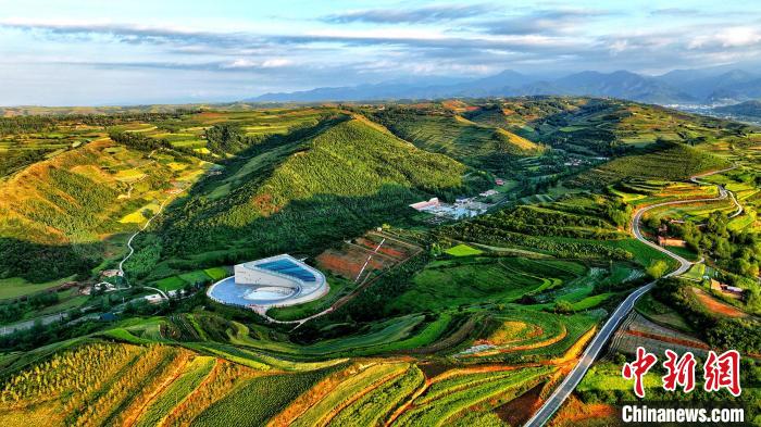 航拍視角下的樺林古動(dòng)物化石埋藏原址館。該館位于臨夏州和政縣。(資料圖) 和政宣傳部供圖