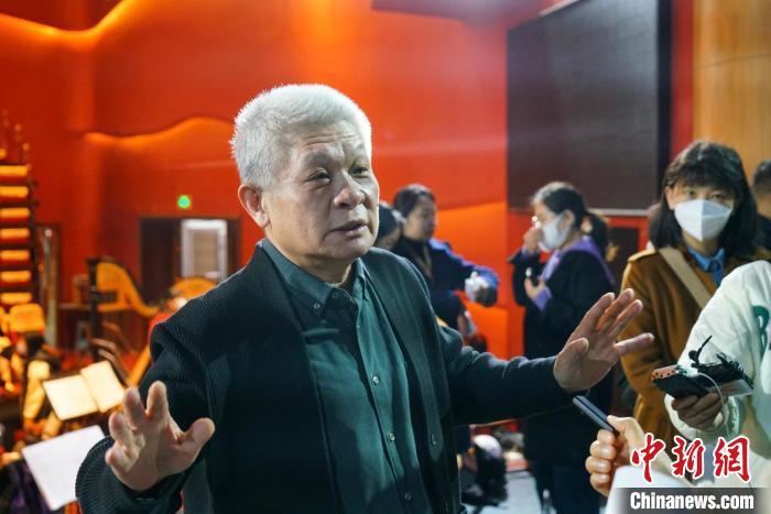 該劇導演蔣力向媒體介紹相關情況?！《∷?攝