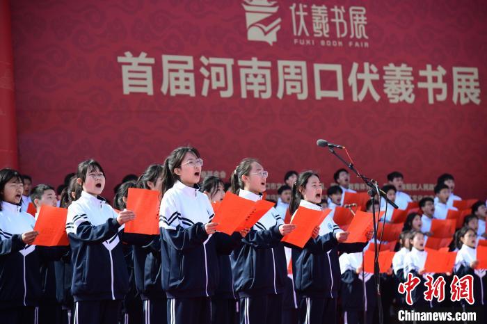 圖為學(xué)生們?cè)陂_幕式上誦讀經(jīng)典?！×赫赵?攝