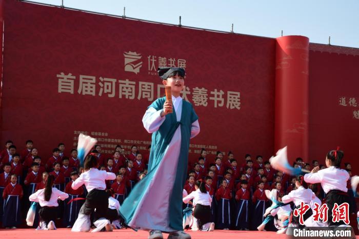 圖為學(xué)生們?cè)陂_幕式上誦讀經(jīng)典?！×赫赵?攝