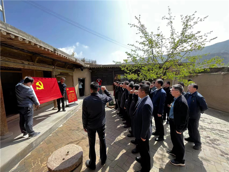 圖為臨夏州紀(jì)委監(jiān)委組織黨員干部在東鄉(xiāng)縣布塄溝黨史教育基地開展革命教育活動(dòng)，賡續(xù)紅色血脈、汲取奮進(jìn)力量、激發(fā)干事熱情。.png