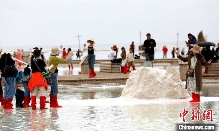 圖為游客在茶卡鹽湖拍照。　薛蒂 攝