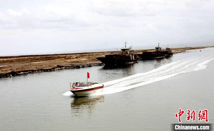 圖為茶卡鹽湖?！⊙Φ?攝