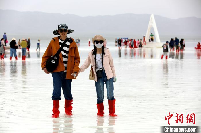 圖為游客在茶卡鹽湖之中?！⊙Φ?攝