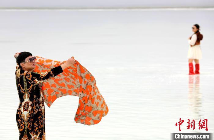 圖為游客在茶卡鹽湖拍照。　薛蒂 攝