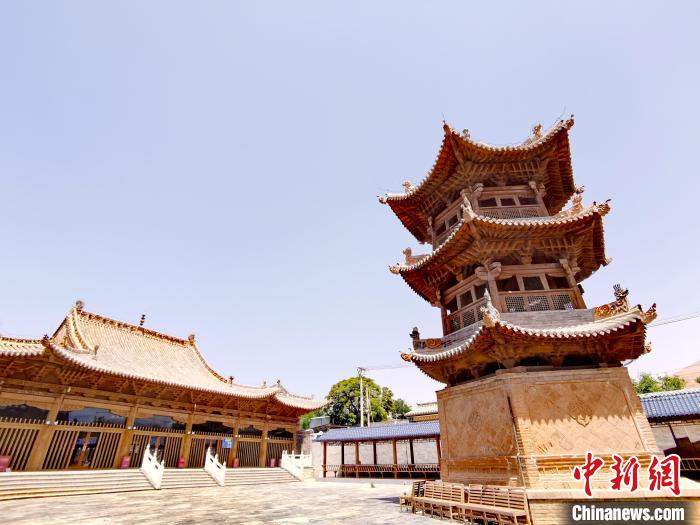 圖為阿河灘清真寺局部?！?zhí)砀?攝