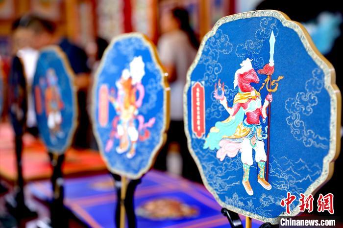 圖為唐卡延伸產(chǎn)品?！⊙Φ?攝