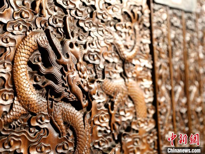 圖為青海永錄民俗博物館內珍藏的中式家具細節(jié)展示?！⊙Φ?攝