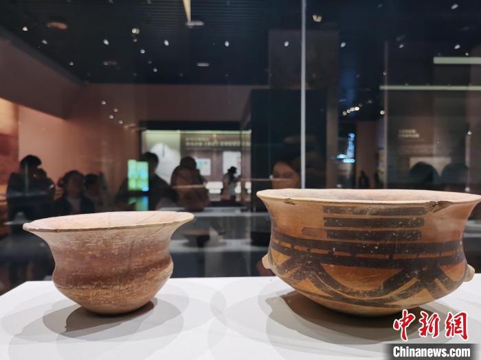 圖為河湟文化博物館展陳的陶器。　張?zhí)砀?攝