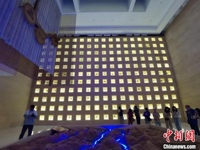 圖為河湟文化博物館序廳的左右彩陶墻放置的374件彩陶。　張?zhí)砀?攝