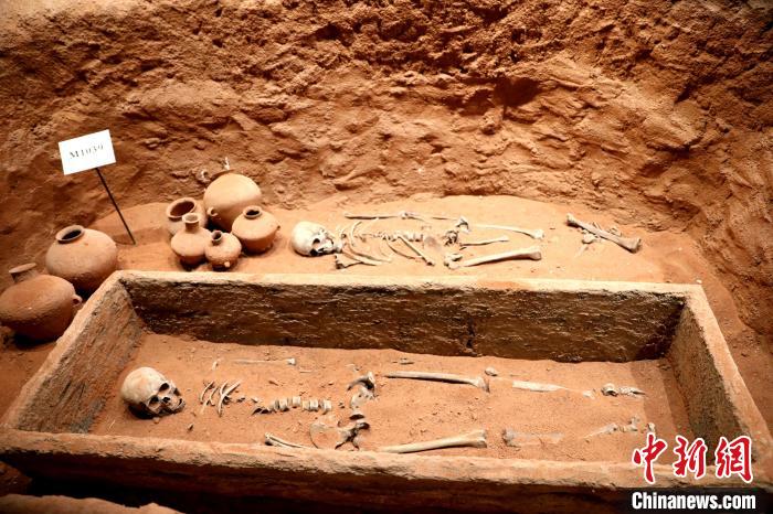 圖為河湟文化博物館復(fù)制展陳的墓葬及其彩陶陪葬品?！⊙Φ?攝