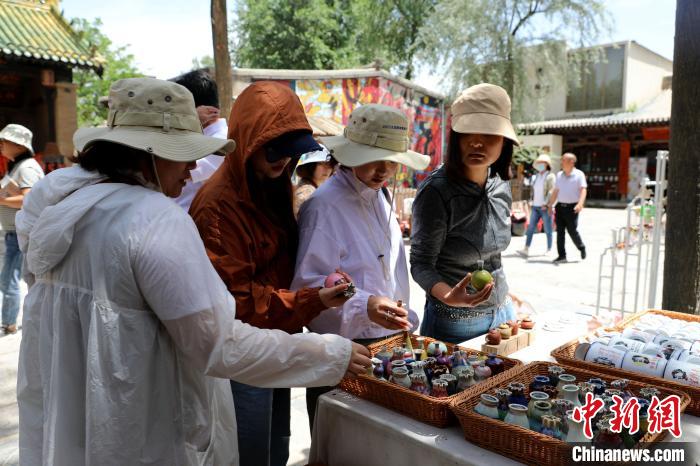 圖為民眾挑選手工藝產(chǎn)品?！⊙Φ?攝