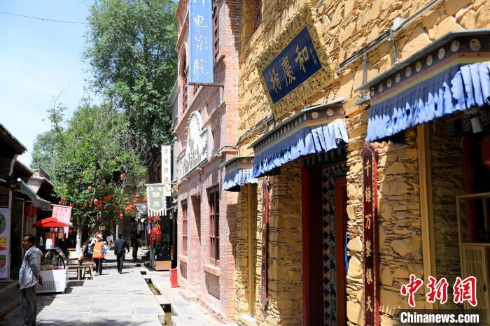 圖為平安驛·河湟民俗文化體驗地的門店。　薛蒂 攝