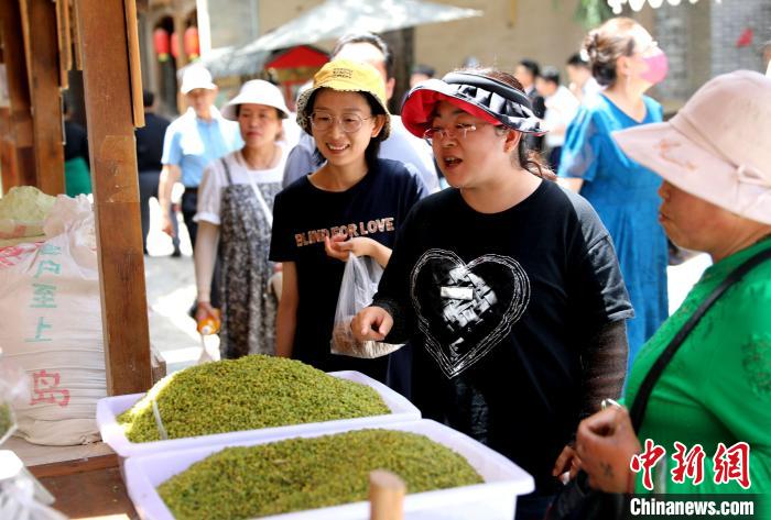 圖為民眾購買青海特色小吃?！⊙Φ?攝