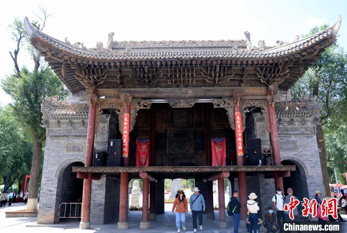 圖為平安驛·河湟民俗文化體驗地的戲樓?！⊙Φ?攝