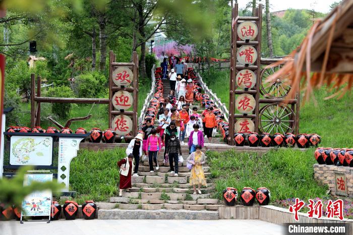 圖為油嘴灣生態(tài)文化景區(qū)的游客?！⊙Φ?攝