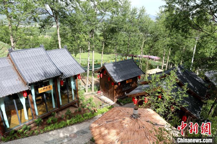圖為景區(qū)內(nèi)依山而建的民宿。　薛蒂 攝