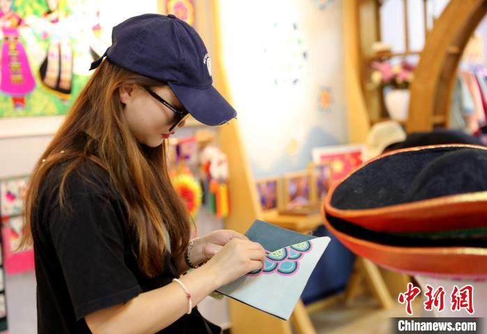 圖為民眾體驗(yàn)國家級非遺項(xiàng)目盤繡技藝。　薛蒂 攝